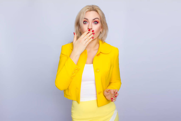 Blonde business woman in yellow suit - 写真・画像
