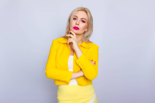 Blonde business woman in yellow suit - Foto, afbeelding