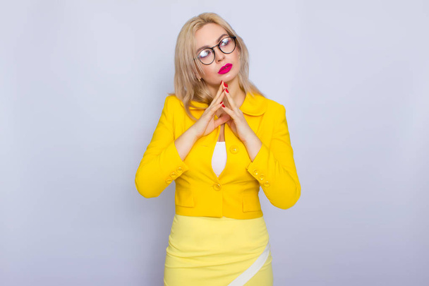 Business woman in yellow suit and eyeglasses - Foto, imagen