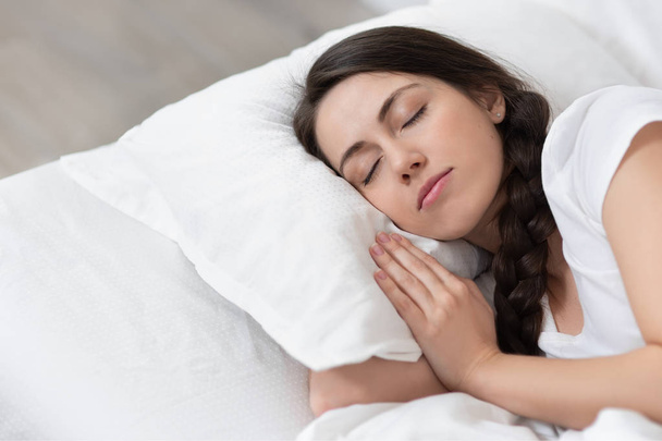 girl sleeping on white bed - Foto, immagini