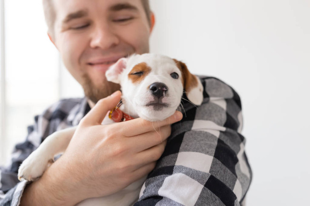 人、ペット、犬のコンセプト - かわいいジャックを抱きかかえたの肖像画に近いラッセル テリア子犬 - 写真・画像