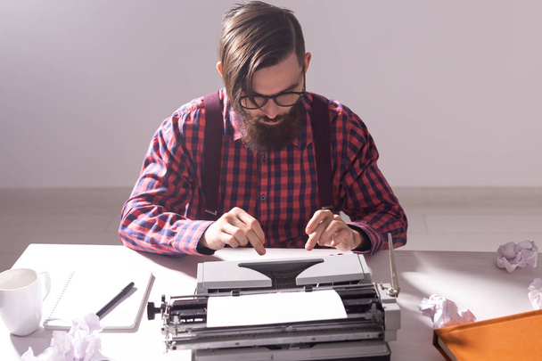 Παλιάς χρονολογίας, συγγραφέας και hipster έννοια - νεαρός κομψό συγγραφέας εργάζεται σε γραφομηχανή - Φωτογραφία, εικόνα