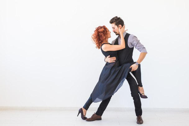 Dança social, kizomba, tango, salsa, conceito de pessoas - belo casal bachata dançante em fundo branco com espaço de cópia
 - Foto, Imagem