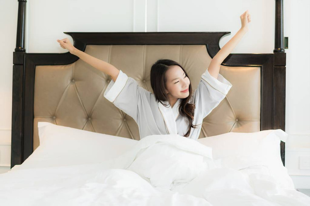 Portrait belle jeune femme asiatique se réveiller avec heureux et smil
 - Photo, image