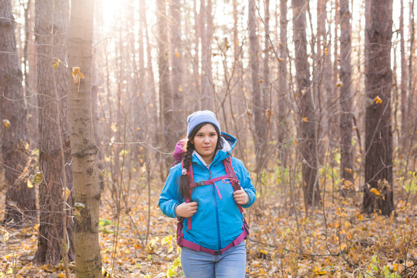 Emberek, a kirándulás és a természet koncepció - női turisztikai séta az őszi erdőben - Fotó, kép