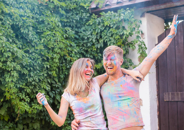 Festival of holi, friendship - young people playing with colors at the festival of holi - Foto, imagen