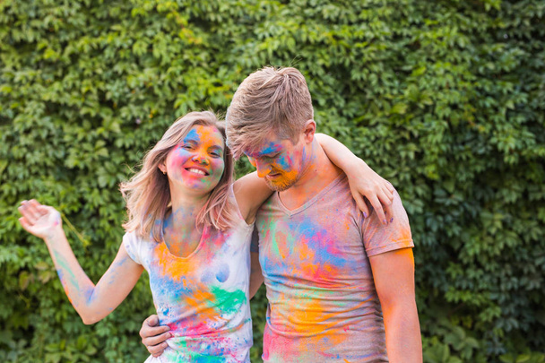 Přátelství, festival holi, lidé koncept - mladý pár si hraje s barvami na festival holi - Fotografie, Obrázek
