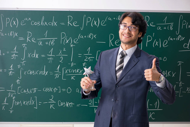 Νεαρά αρσενικά μαθηματικά δάσκαλος στην τάξη  - Φωτογραφία, εικόνα