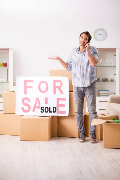 Young man offering home for sale and moving out  - Foto, Imagem