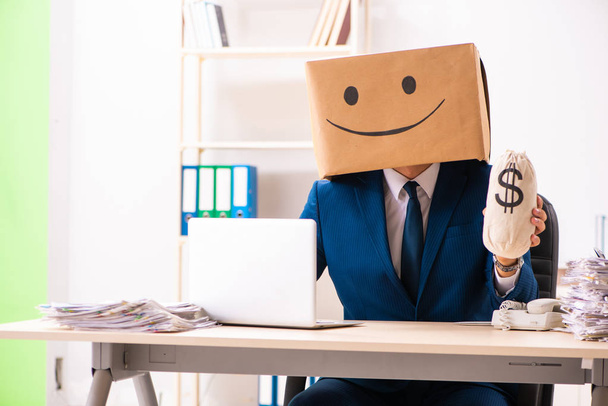 Счастливый работник с коробкой вместо головы - Фото, изображение