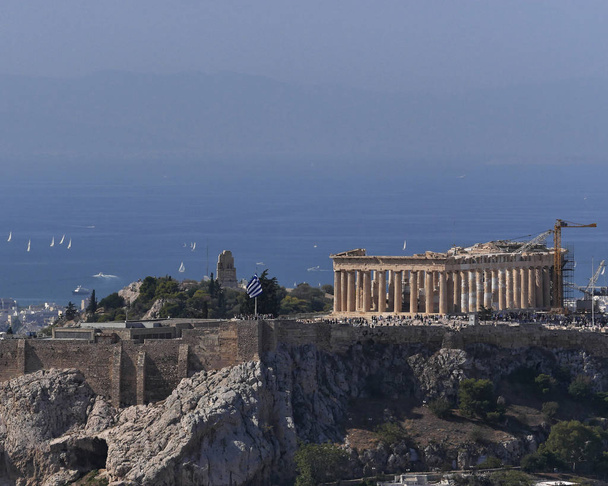 Ateny Grecja, świątynię Partenon i błękitne morze w tle odległych - Zdjęcie, obraz