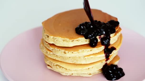 süße Pfannkuchen mit Beerenmarmelade, schwarzer Johannisbeere - Filmmaterial, Video