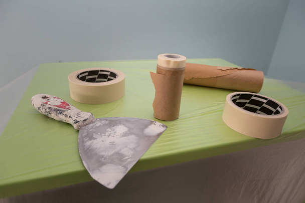 Joustava Spatula, nauhat ja työkalut huonekalujen suojaukseen maalausta varten
 - Valokuva, kuva