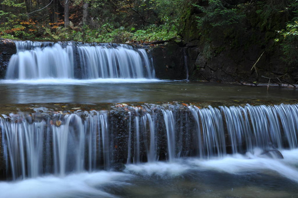 ソースのヴィスワ川。結晶のストリーム、きれいな水、滝 - 写真・画像