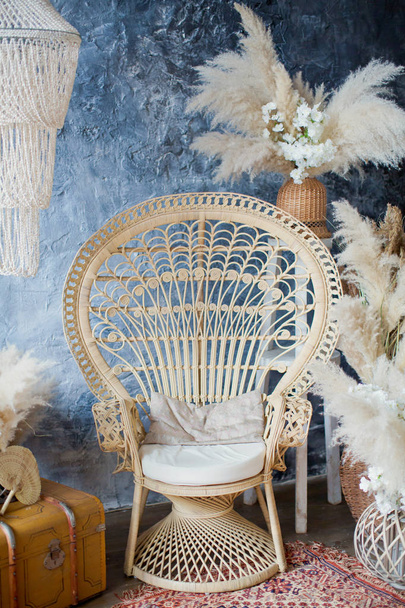 Rotan Pauw stoel in Loft Kamer met Boho decoraties - Foto, afbeelding