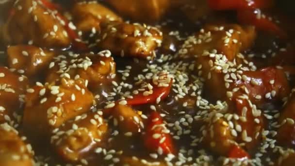 Primer plano de guiso de trozos de pollo con verduras en una sartén con salsa teriyaki
 - Imágenes, Vídeo