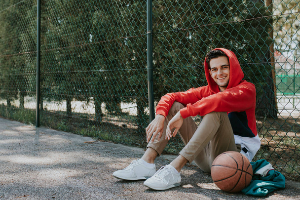 mladý venku na basketbalovém hřišti s koulí - Fotografie, Obrázek