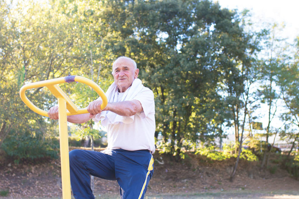  homme âgé pratiquant des sports de plein air, personnes âgées
 - Photo, image