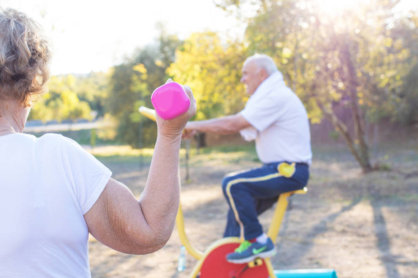 casal fazendo esporte ao ar livre, idosos
 - Foto, Imagem