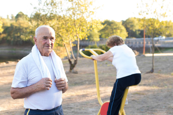 idősek csinál szabadtéri sportok - Fotó, kép