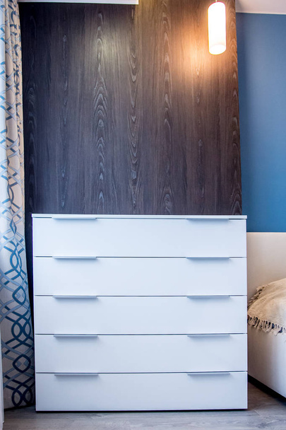 Moderna casa interior cama quarto decoração elementos e segmentos de mobiliário de luxo de um apartamento vazio com teto branco e paredes azuis
 - Foto, Imagem