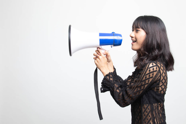 Beautiful young Asian woman announce with megaphone. - Foto, immagini