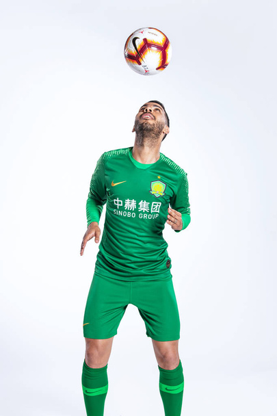 ** Exkluzivní ** španělský fotbalový obránce Jonathan Viera Beijing Sinobo AIK FC představuje během natáčení relace Oficiální portréty pro 2019 čínské fotbalové asociace Super ligy, ve městě Haikou, Jižní čínské provincie Hainan, 14 února - Fotografie, Obrázek