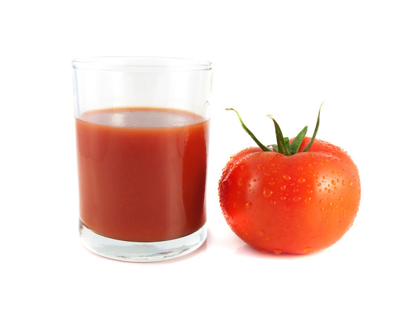 Красный спелый помидор со стаканом томатного сока
) - Фото, изображение