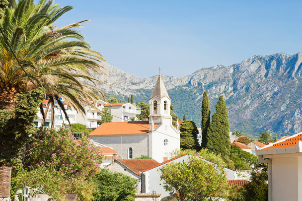 Brist, Dalmatië, Kroatië-kerk van Brist in de voorkant van de berg - Foto, afbeelding