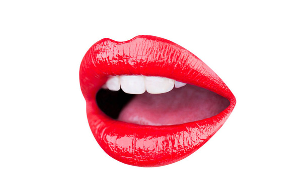 Χείλη, τη γλώσσα και τα δόντια του ένα νεαρό κορίτσι με ένα κόκκινο κραγιόν. Τα χείλη του στόματος, σύνολο τρεις σέξι γυναικεία χείλη με διαφορετικά συναισθήματα που απομονώνονται σε λευκό φόντο - Φωτογραφία, εικόνα
