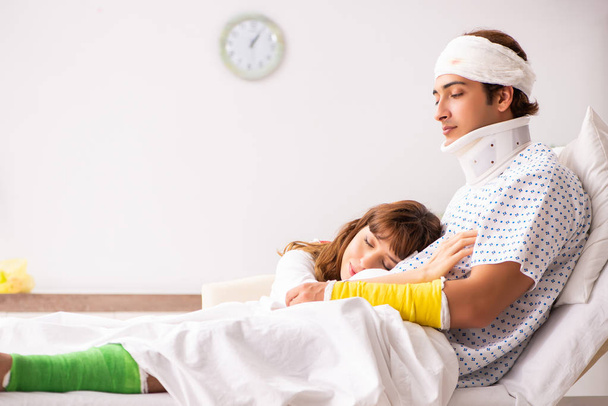 Liebevolle Ehefrau kümmert sich um verletzten Ehemann  - Foto, Bild