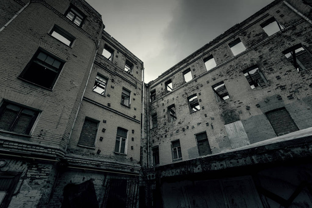 Εγκαταλελειμμένο κτίριο ερείπια o τα διαμερίσματα διαβίωσης - Φωτογραφία, εικόνα