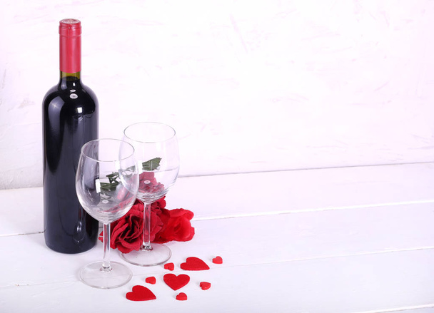 赤ワイン、赤いバラ、ワイングラス、愛の心に幸せなバレンタインデー - 写真・画像