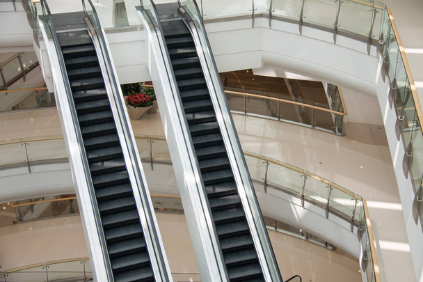Escalera grande del centro comercial
 - Foto, imagen