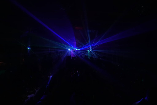 Πλήθος των ανθρώπων που χορεύουν κάτω από ντίσκο φωτός λέιζερ - Φωτογραφία, εικόνα