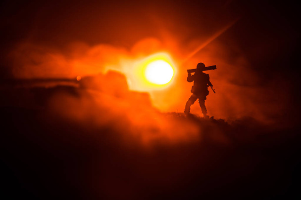 バズーカと軍兵士のシルエット。戦争の概念。戦場の霧の空を背景にしたミリタリーシルエットの戦闘シーン、夜の目標を目指して兵士シルエット。攻撃シーン - 写真・画像
