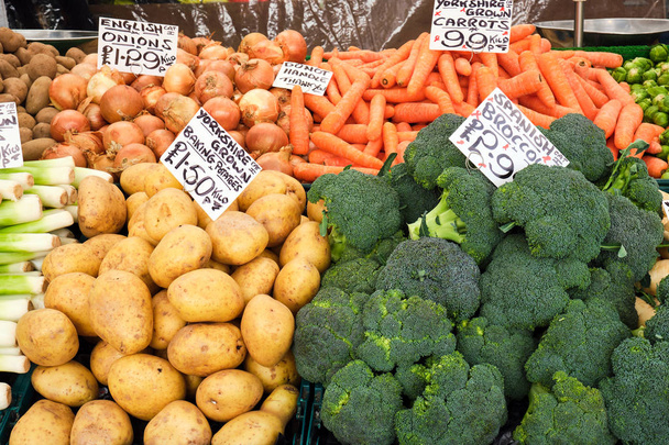 Broccoli, potatoes and other vegetables for sale at a market - Foto, Bild
