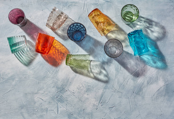 Vasos para beber con diferentes colores
 - Foto, Imagen