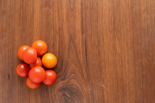 tomatos sur une planche à découper de table wodden avec espace pour l'espace de copie de texte
 - Photo, image