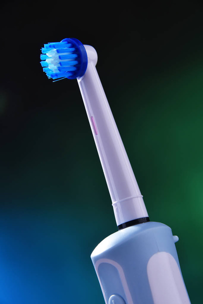 Cepillo de dientes eléctrico moderno alimentado por batería recargable
 - Foto, imagen