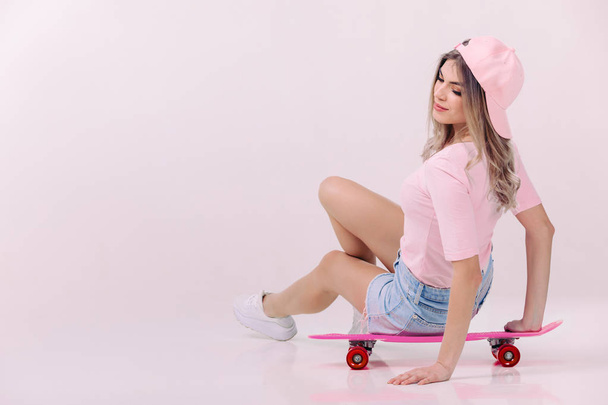 beautiful woman in white t-shirt with pink skateboard - Φωτογραφία, εικόνα