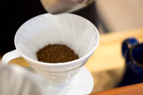 Barista kahve tozu hazırlamak - Fotoğraf, Görsel