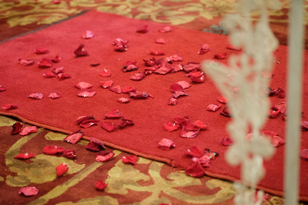 Pétalas de rosa vermelhas no chão no casamento
  - Foto, Imagem