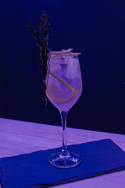 vasos con cóctel alcohólico para una fiesta en el evento
 - Foto, Imagen