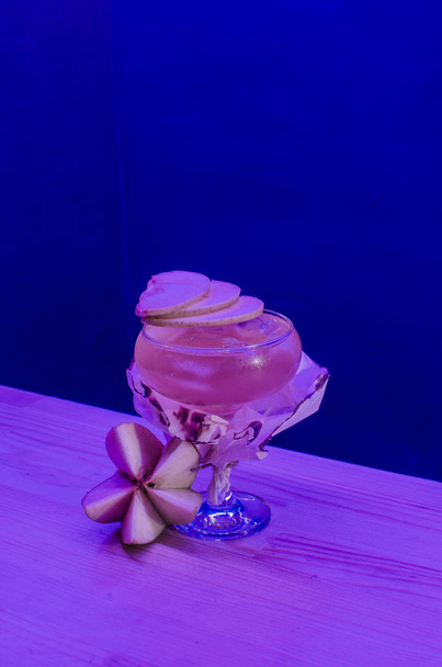 стаканы с алкогольным коктейлем для вечеринки на мероприятии
 - Фото, изображение