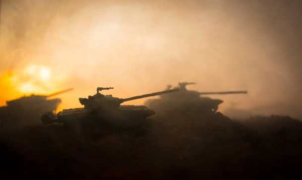 戦争の概念。軍隊は戦争の霧空の背景、夕暮れ時の曇りスカイライン次世界大戦兵士のシルエットに戦闘シーンをシルエットします。攻撃シーン。装甲車両。タンク内のアクション - 写真・画像