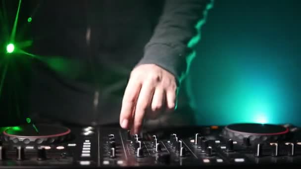 DJ Spinning, Mixing, and Scratching in a Night Club, Hands of dj modifica vari controlli delle tracce sul ponte del DJ, luci stroboscopiche e nebbia, o Dj mescola la traccia nel nightclub alla festa. Focus selettivo
 - Filmati, video