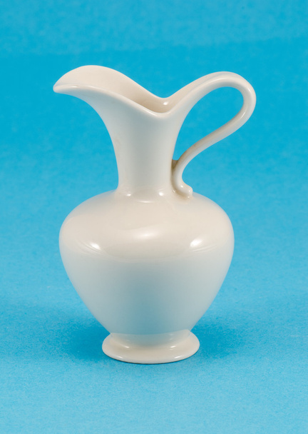 forma carina vaso brocca in ceramica bianca su blu
 - Foto, immagini