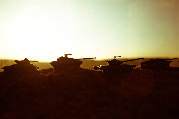 Sota-ajatus. Sotilaallinen siluetit taistelevat kohtaus sodan sumu taivaalla tausta, maailmansodan sotilaat siluetit alla pilvinen Skyline auringonlaskun. Hyökkäyskohtaus. Panssaroituja ajoneuvoja. säiliö toiminnassa
 - Valokuva, kuva