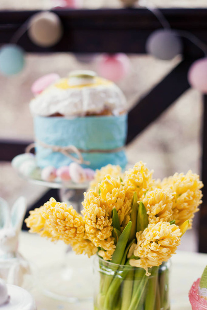 żółty Hiacynt i Wielkanoc ciasto - Zdjęcie, obraz